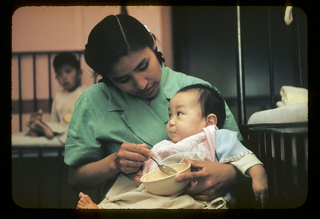 Enfermera alimentando a un bebé