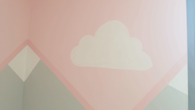 Nube blanca pintada en la pared