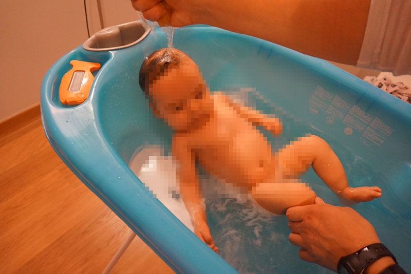 Bebé bañándose en su bañera
