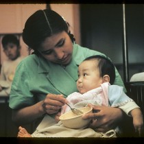 Enfermera alimentando a un bebé