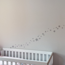 Estrellas plata en la pared del bebé