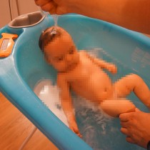 Bebé bañándose en la bañera Squid de Jané